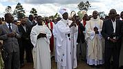 Jean Marie Harushimana mit Erzbischof Simon Ntamwana bei der Grundsteinlegung zum Sozial- und Pastoralzentrums St. Willibald und Walburga in Bugendana im Juni 2012. 